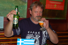 náhradník Petr Markvart ve stylovém tričku u stylové vlajky